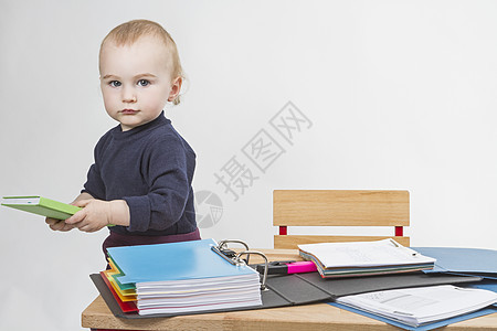 书写桌上的幼儿活页夹水平文件夹灰色背景桌子办公室椅子机构荧光笔图片