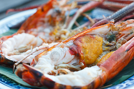 一对虾虾海鲜盘子宏观香菜柠檬贝类胡椒美食香料油炸背景