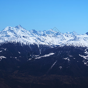 山上有高山蓝色风景暴风雪全景滑雪滑雪板顶峰冻结天空冰川图片
