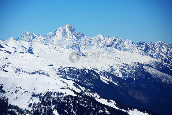 山上有高山滑雪冰川全景云杉天空太阳暴风雪顶峰小路季节图片