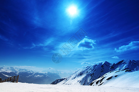 山上有高山冰川旅行阳光全景活动旅游运动季节风景冻结图片