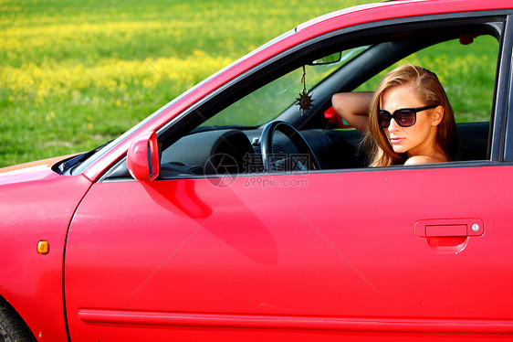 妇女乘坐红色车运动车辆玻璃旅行汽车运输钥匙女性头发成人图片