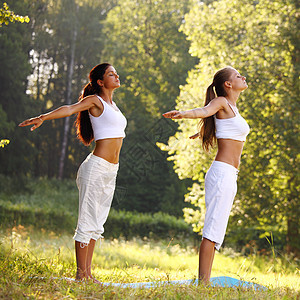 瑜伽冥想公园平衡饮食姿势娱乐成人树木活力女士图片
