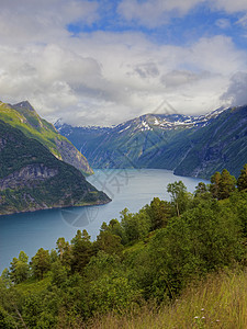 Geiranger 视图植物群天空海洋峡湾海岸爬坡山坡蓝色悬崖地区图片