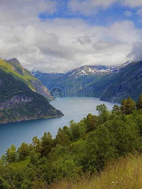 Geiranger 视图植物群天空海洋峡湾海岸爬坡山坡蓝色悬崖地区图片