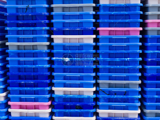 空的多彩塑料渔用容器堆收藏市场回收船运货物运输盒子渔业货运零售图片