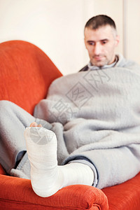 断腿人拐杖绷带保险平衡沙发石膏休息事故脚趾痛苦图片