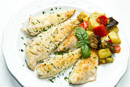 含有蔬菜的鱼片饮食土豆鲻鱼午餐沙拉牛扒茄子桌子用餐烧烤图片