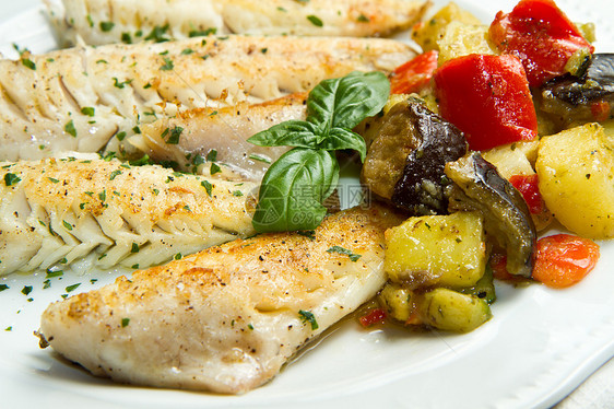 含有蔬菜的鱼片鲻鱼用餐鲈鱼炙烤烧烤茄子营养桌子沙拉红鱼图片