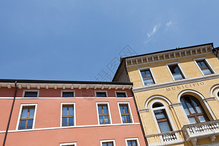 意大利古典意大利之家黄色住宅天空窗户岩石结构蓝色平衡房子背景图片