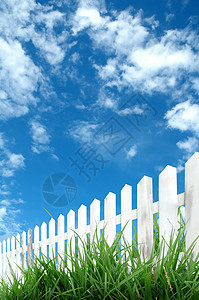 蓝色天空的白栅栏花园木头环境季节栅栏白色纠察院子绿色叶子图片