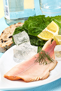 鳟鱼尾矿泉水玻璃鱼片沙拉冰块面包格式柠檬床单盘子图片