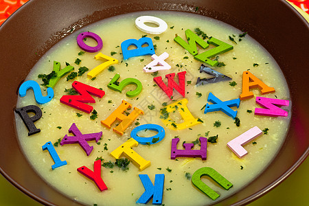 字母汤汤营养饮食概念红色食物美食面条盘子午餐宏观图片