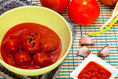 配番茄酱的肉丸香菜美食食物棕色营养服务牛肉烹饪美味红色图片