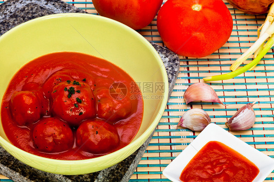 配番茄酱的肉丸香菜美食食物棕色营养服务牛肉烹饪美味红色图片