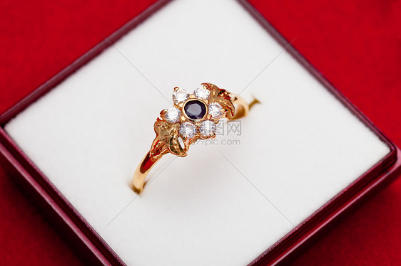 黑白和蓝色圆环金戒指礼物反射宝石圆圈珠宝金子宏观奢华金属图片
