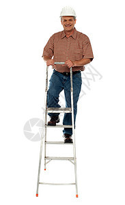 身戴硬帽攀梯的工人图片