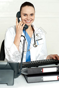 医疗专家通过电话进行电话沟通图片