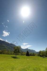 弹簧振动体风景松树农村假期天空登山丘陵山脉岩石农场图片