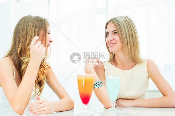 在咖啡厅聊天和喝饮料的 美丽的女人餐厅购物中心午餐八卦快乐友谊闲暇享受女性成人图片