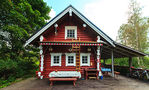 森林中的红色日志小屋高清图片