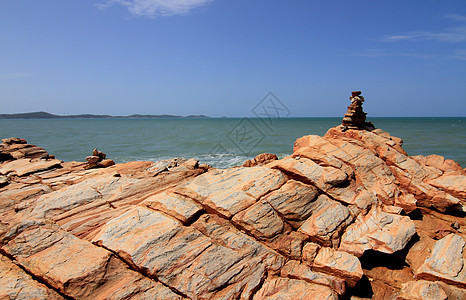 热带海滩上的石头处女碎石天空支撑阳光海岸线情调海景地平线异国图片