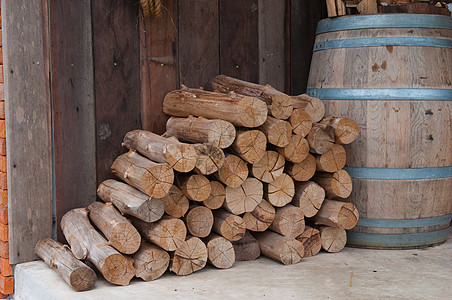 冬季的雪原堆肥木材 松木硬木柴堆树干温暖农村活力材料木头木工人森林图片