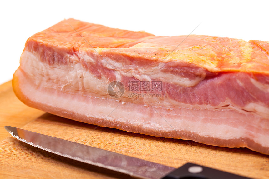 用刀子煮火熏培根猪肉粉色熏制美食火腿红色白色香料食物砧板图片