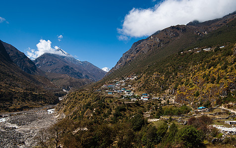 喜马拉雅山景观 山峰和高地村图片