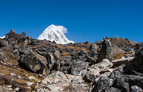 喜马拉雅山Moraine和Pumori高峰图片