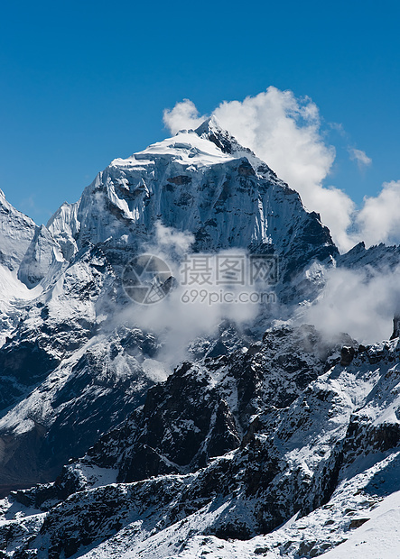 从Renjo通行证看的塔波奇山峰和云雾图片