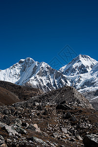 喜马拉雅山的落雪山峰和蓝天图片