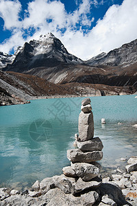 和谐 戈基约附近的石堆和神圣湖远足登山首脑顶峰冒险鹅卵石山腰卵石踪迹天空图片