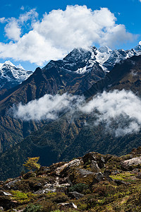 秋天喜马拉雅山 高峰和云图片