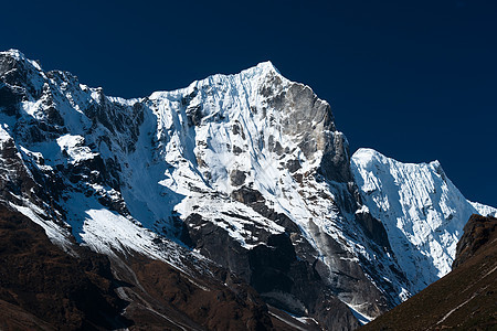 喜马拉雅山的雪地山脉和蓝天图片