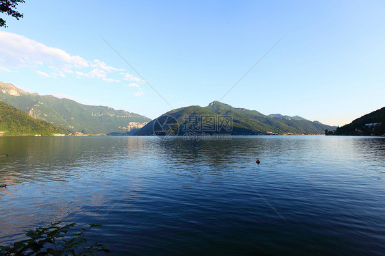 湖水湖景观城市反射天桥蓝色行人旅行爬坡布雷天空全景图片