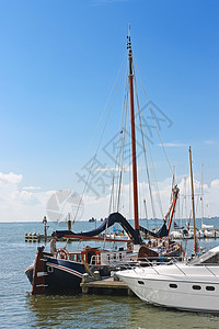 荷兰Volendam港的游艇船图片