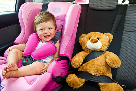 女婴在车里微笑乐趣安全闲暇蓝色幸福情感童年孩子座位乘客图片