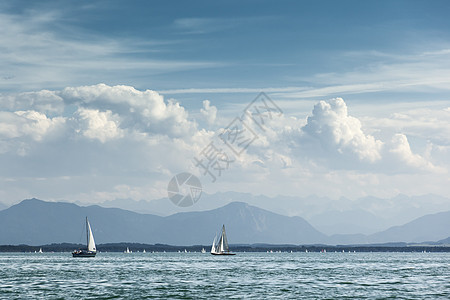 在斯塔恩贝格湖航行旅行山脉地平线建筑学帆船海浪运动游艇国家窗户图片
