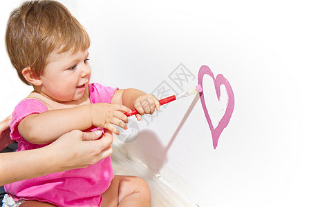 小女孩在板上画画绘画快乐刷子童年教育喜悦画笔创造力婴儿孩子图片