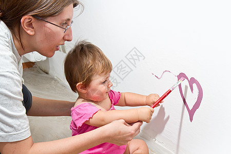 小女孩在板上画画创造力活动婴儿孩子幼儿园童年喜悦教育画笔刷子图片