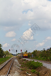 列火车旅游天空森林船运路线速度铁路运输旅行交通图片