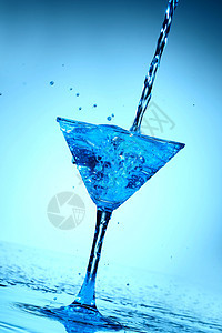 蓝鸡尾花酒吧玻璃蓝色液体杯子果汁酒杯饮料飞溅食物图片