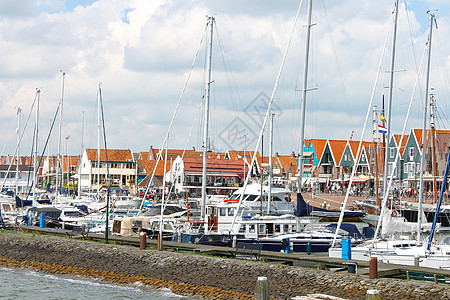 荷兰 Volendam港的船舶假期晴天游客旅行村庄天空运输码头蓝色地标图片