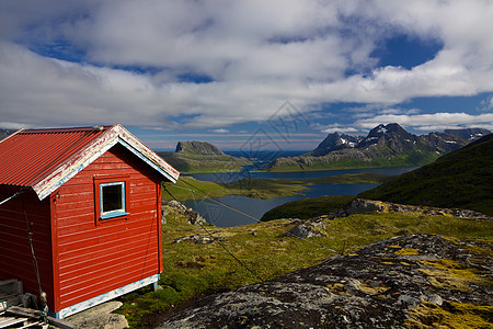 Lofoten群岛上的红小屋图片