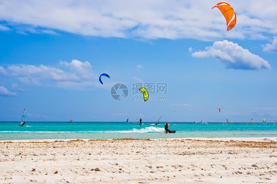 意大利的洗风风机风景海景蓝色旅游支撑享受太阳运动冲浪波纹图片