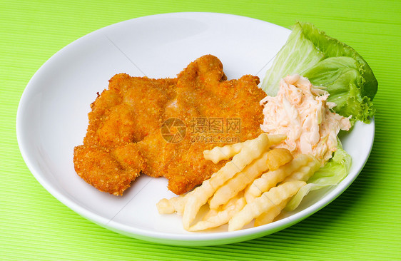 鸡在背景上切鸡猪肉柠檬盘子美食午餐营养火鸡沙拉用餐餐厅图片