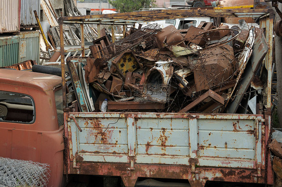 垃圾场的废金属废铁生锈图片