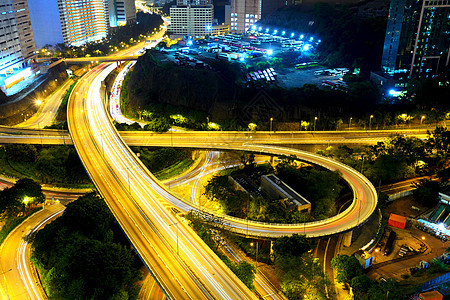 在现代城市的夜间高速公路立交桥运输建筑交通旅行路口蓝色摩天大楼假期技术图片