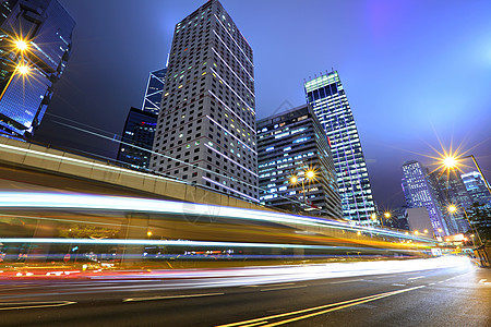 夜间公路速度车辆戏剧性汽车蓝色摩天大楼沥青场景踪迹地标图片